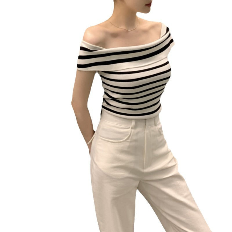 Haut pull rayé à manches courtes pour femme.