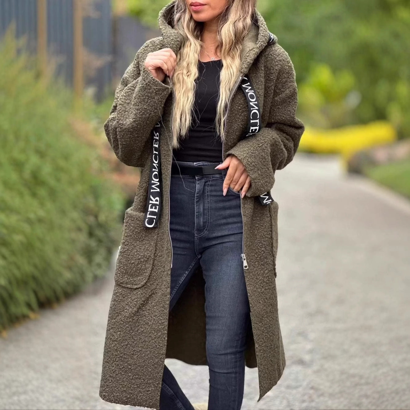 DINYAMI, Manteau à capuche en laine d’agneau.