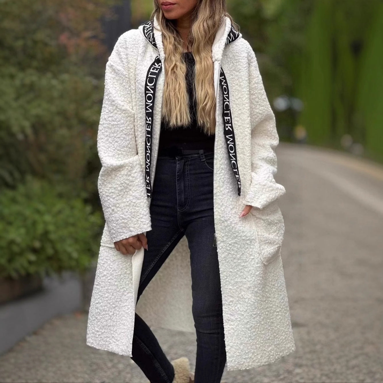 DINYAMI, Manteau à capuche en laine d’agneau.